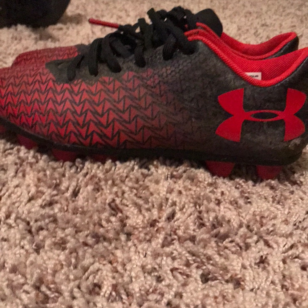 Boys Under Armor Cleats Size 3Y
